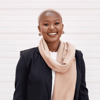 Goldankauf Johannsson Bewertung Profilbild junge frau lachend zurueckgebundene Haare